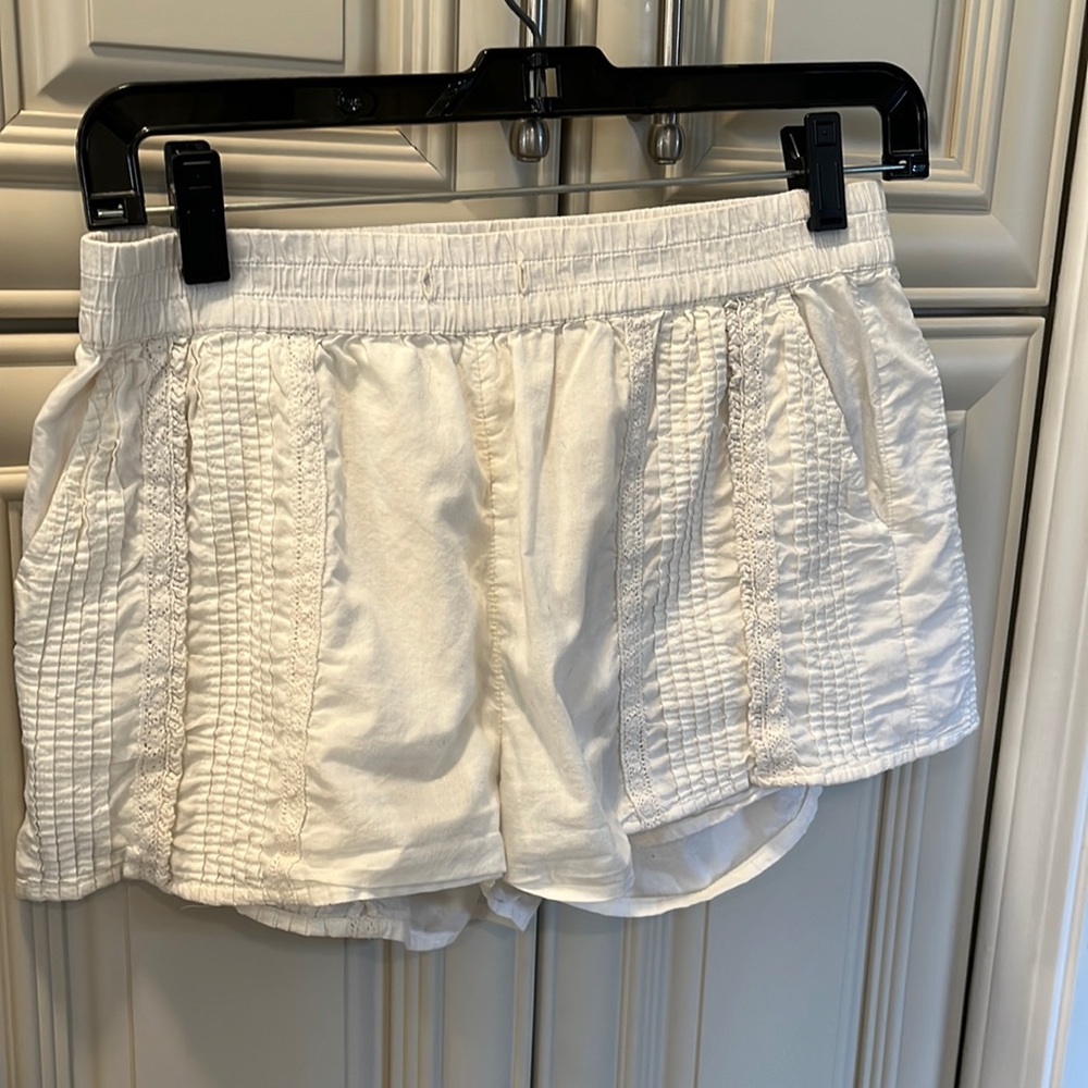 Aerie Sz S Ivory Short 9” rise 2” inseam w/ side pockets Lace/pleating accents.